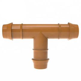 プラスチック潅漑の管の付属品17mmのとげがある滴りのブラウンのティーのコネクター